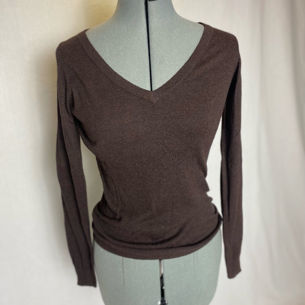 Gap V-neck brown long sleeved lightweight sweater